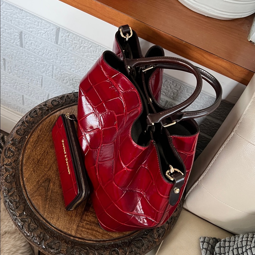 Dooney & Bourke Burgundy Red Croc-Embossed Large Denison Barlow Bag and Wallet - Picture 6 of 16